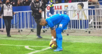 助罗马升至意甲榜首，斯维拉尔达成罗马生涯100场里程碑（斯维拉尔迎罗马第100战，助球队登顶意甲榜首）