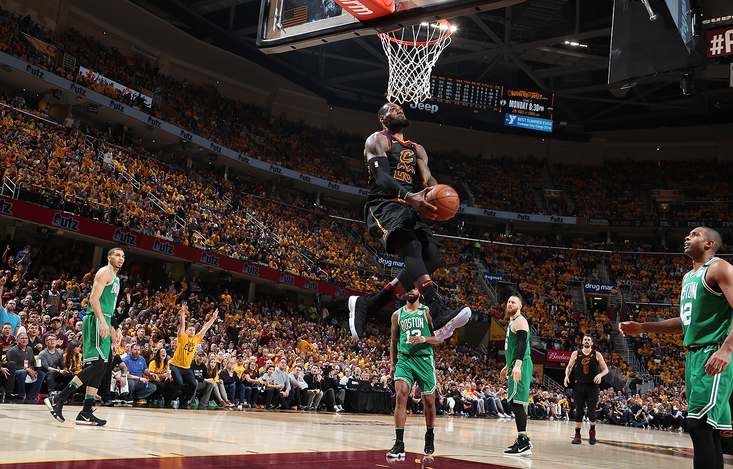 中超转会市场：广州队签下新前锋,（广州队引进新前锋，中超转会市场再起波澜）