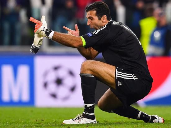 禁区爆射破门，39岁胡尔克达成生涯500球里程碑（39岁胡尔克禁区重炮得分，职业生涯进球数突破500大关）