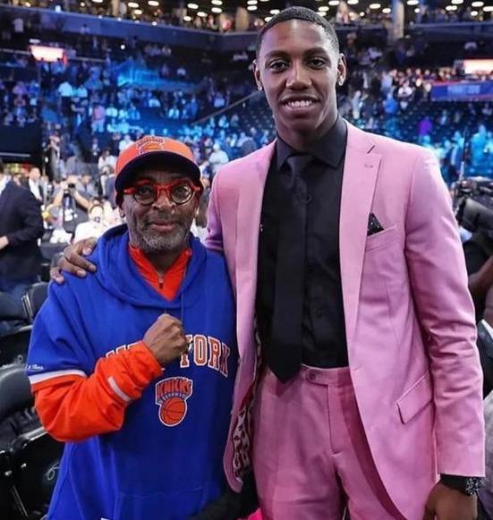 主裁谈拜仁点球：塔的手扩大了接触面积；凯恩的肘碰到了对方（主裁解释拜仁点球判罚：塔手臂扩大防守面积，凯恩肘部与对手有接触）