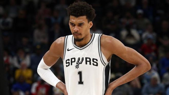 最快百球先生！哈兰德领取英超100球纪念球（哈兰德创英超百球最快纪录，获颁百球纪念球）