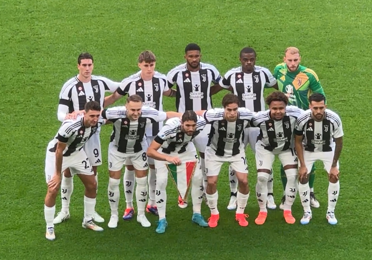 补时阶段两黄变一红，皇马后卫卡雷拉斯职业生涯首次被罚下（补时两黄累积成红牌，皇马后卫卡雷拉斯生涯首度被逐）