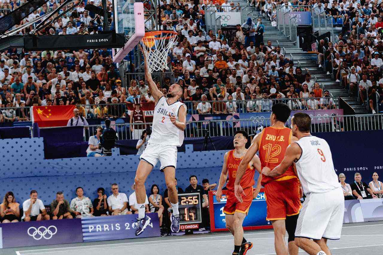 记者：诺坎普保安看到梅西后非常惊讶，当即就放他进去了（记者称梅西现身诺坎普令保安愕然，随即放行）