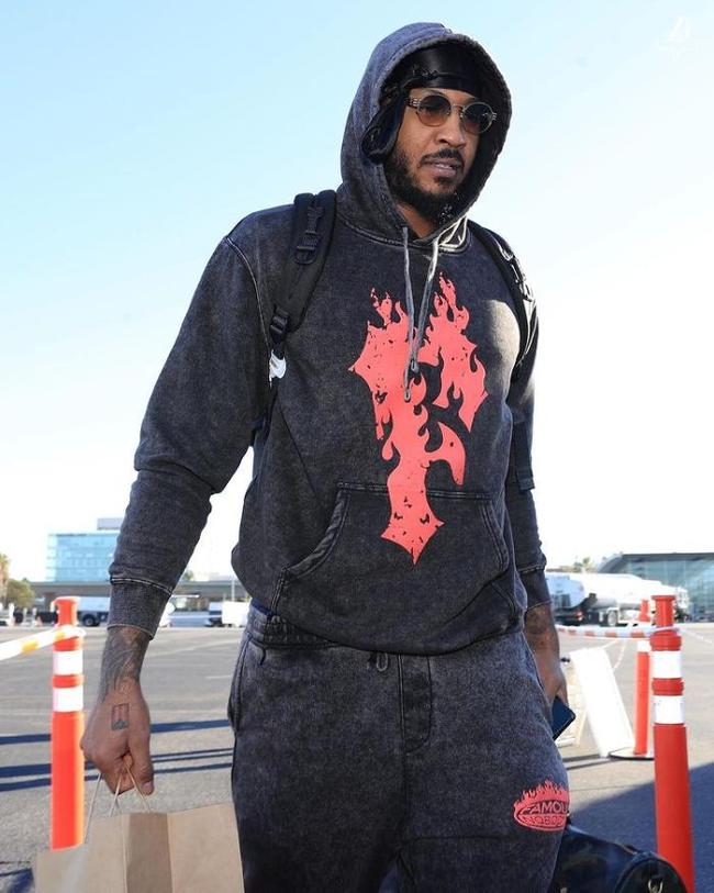 广东男篮在俱乐部杯赛中以90-70战胜广州男篮，小将王洪泽表现突出，阵容实力强劲。（俱乐部杯赛：广东男篮90-70击败广州，王洪泽高光，阵容实力尽显）