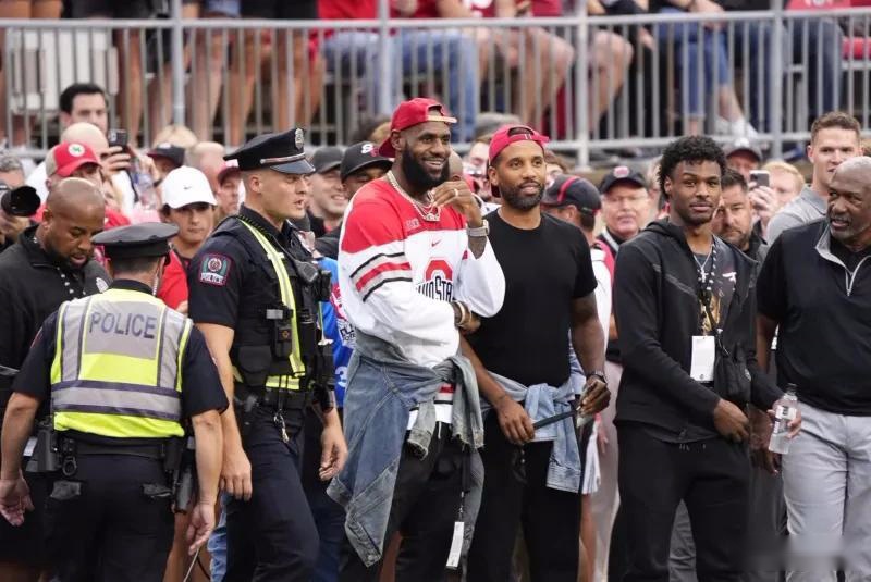 陈国豪坦言回归广东压力大，呼吁球迷包容（陈国豪直言重返广东压力不小，盼球迷多些包容）