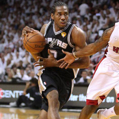 正随巴西在枪手基地训练，维尼修斯与多名阿森纳青训球员合影（维尼修斯随巴西队在阿森纳基地训练，并与多位枪手青训小将合影）