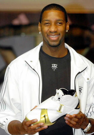 体操新星斩获五金 赛艇健儿破浪夺魁“东莞飞人”卫冕落泪（体操新秀豪取五金 赛艇桨手乘风折桂“东莞飞人”卫冕泪洒赛场）